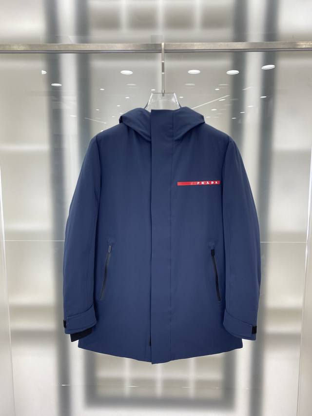 prada&普拉达Fw2025秋冬新款羽绒服。柜子在售款，一件难求。采用定制防风防雨面料，抗皱立挺有型，软糯亲肤，上身舒适度极高；胸前采用经典三角标Logo，辨