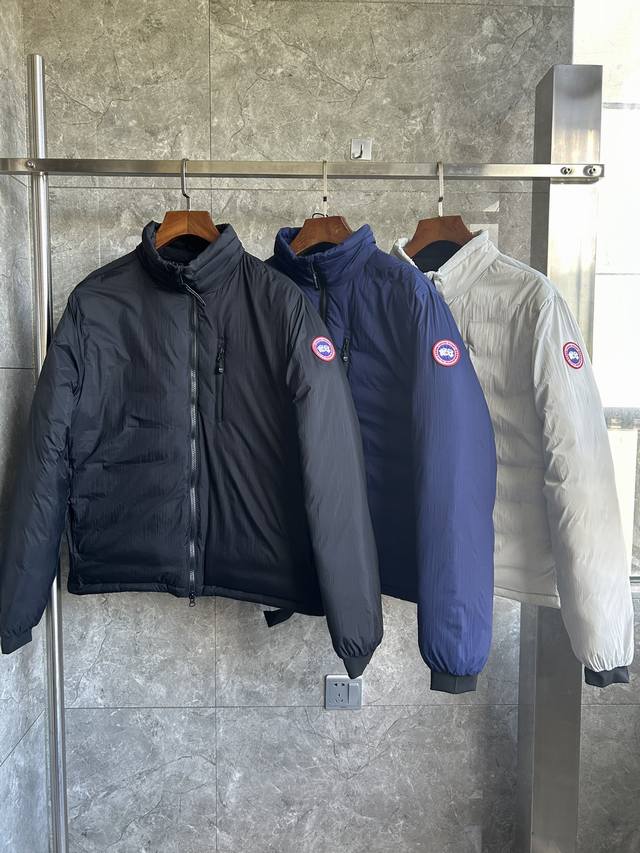 高版本 E5079款 Lodge 羽绒连帽衫防风保暖，压缩后的体积很小，轻盈便携，是适合野外活动的理想单品。 颜色： 黑色 深蓝色 灰白色。 Size： S M