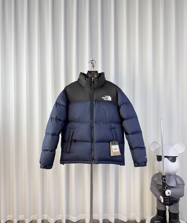 Thenorthface北面1996Nuptse 1996 经典款 美版 羽绒服 顶级原版 颜色：藏青色 设计理念： The North Face 的字面含义为
