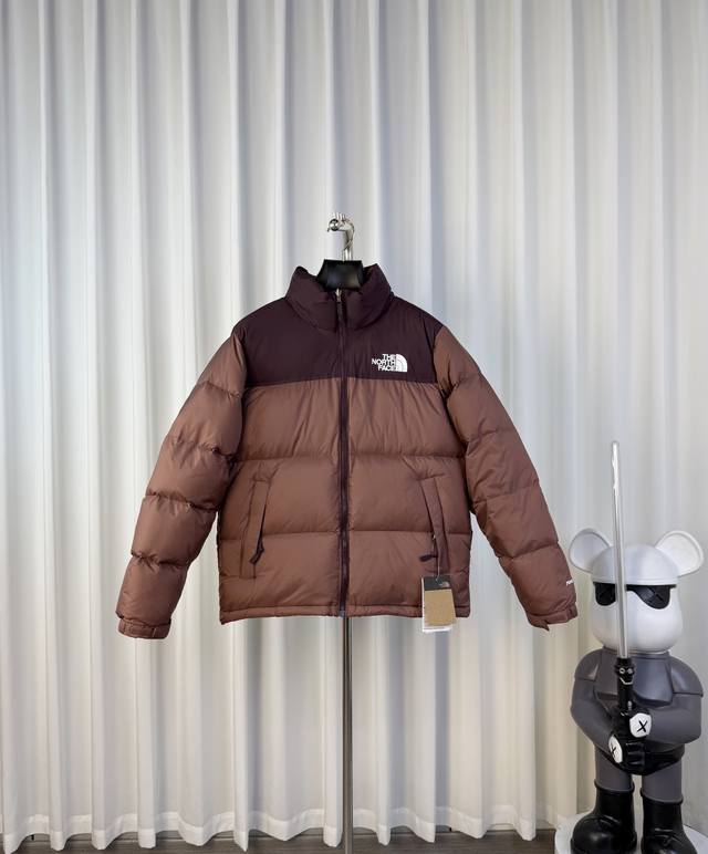 Thenorthface北面1996Nuptse 1996 经典款 美版 羽绒服 顶级原版 颜色：酒红色 设计理念： The North Face 的字面含义为