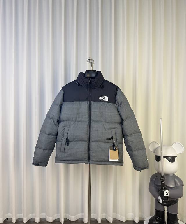 Thenorthface北面1996Nuptse 1996 经典款 美版 羽绒服 顶级原版 颜色：竹节灰 设计理念： The North Face 的字面含义为