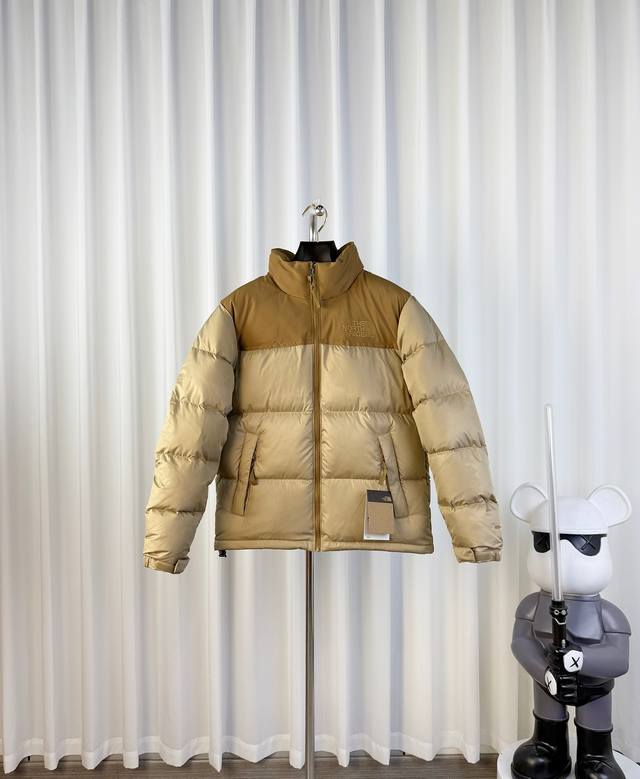 Thenorthface北面1996Nuptse 1996 经典款 美版 羽绒服 顶级原版 颜色：小麦色 设计理念： The North Face 的字面含义为