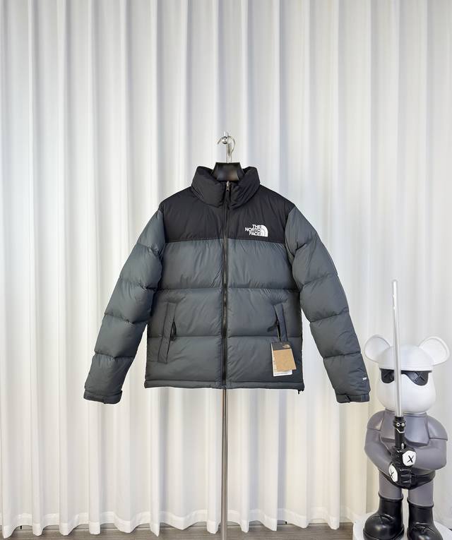 Thenorthface北面1996Nuptse 1996 经典款 美版 羽绒服 顶级原版 颜色：石墨灰 设计理念： The North Face 的字面含义为