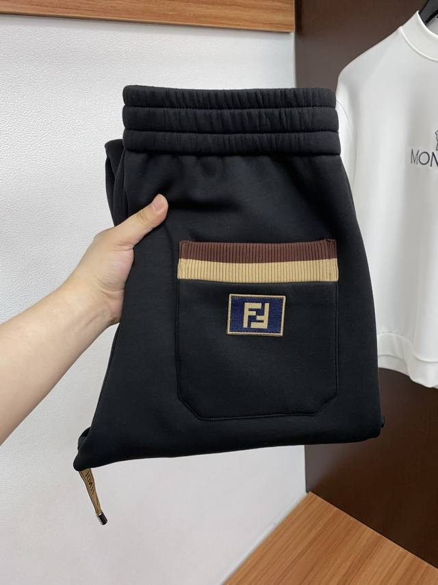 芬迪 2025 秋冬最新休闲裤 干净利落剪裁，都市风十足 采用精纺面料手感软糯干爽，上身效果挺括有型。五金精致，Logo设计非常好看如此众多的顶级原料，打造出价