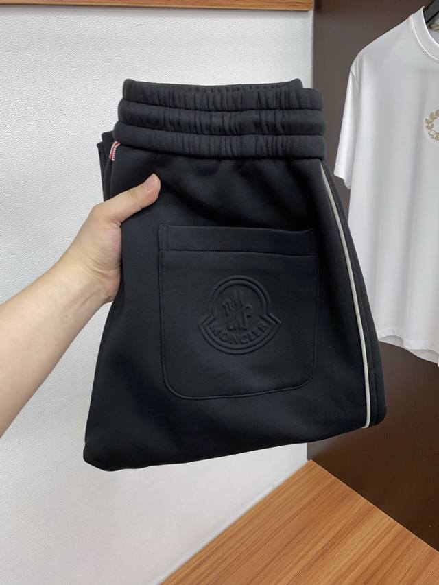 蒙口 2025 秋冬最新休闲裤 干净利落剪裁，都市风十足 采用精纺面料手感软糯干爽，上身效果挺括有型。五金精致，Logo设计非常好看如此众多的顶级原料，打造出价