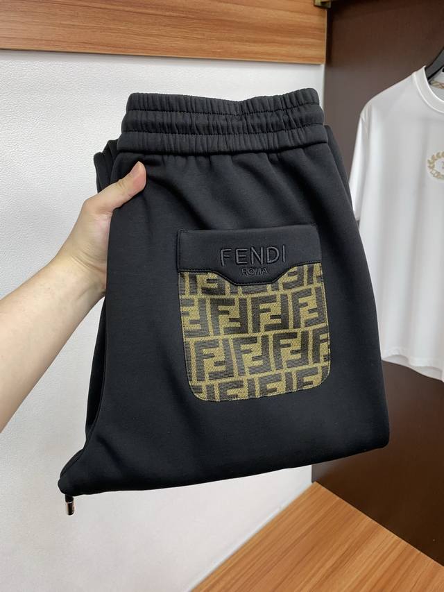 芬迪 2025 秋冬最新休闲裤 干净利落剪裁，都市风十足 采用精纺面料手感软糯干爽，上身效果挺括有型。五金精致，Logo设计非常好看如此众多的顶级原料，打造出价