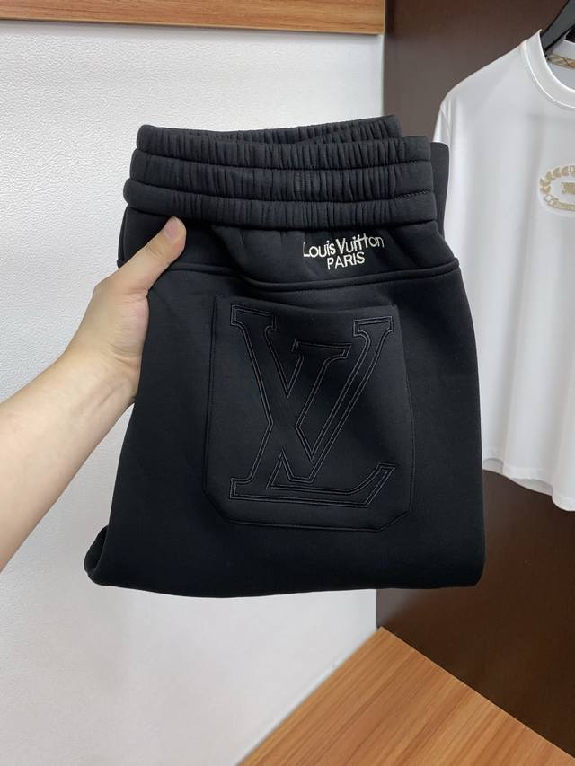 Lv 路易威登 秋冬高品质 2025Gw秋冬新款休闲裤 微阔腿版型，不挑身材。独有的设计风格，独家面料，上身柔软舒适。定制腰绳，定制五金！Xd码数：M-4Xl