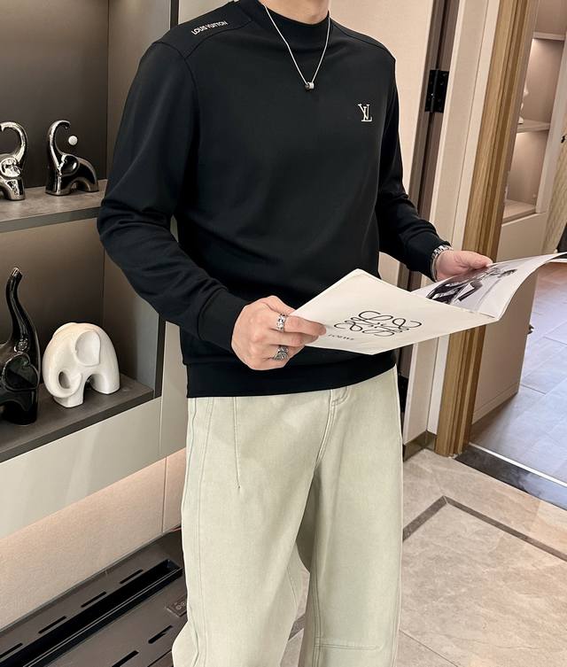 Lv 2025秋冬新款长袖，定制面料，独特工艺Logo，舒适性与透气性兼优，柔软抗皱弹性和垂性极佳，无论是单穿或是内搭都是帅气十足，追求奢华高贵优雅风范，打造不