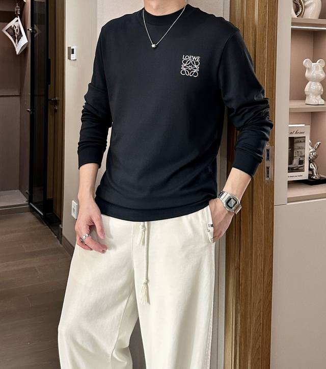 Loewe 2025秋冬新款长袖，定制面料，独特工艺Logo，舒适性与透气性兼优，柔软抗皱弹性和垂性极佳，无论是单穿或是内搭都是帅气十足，追求奢华高贵优雅风范，