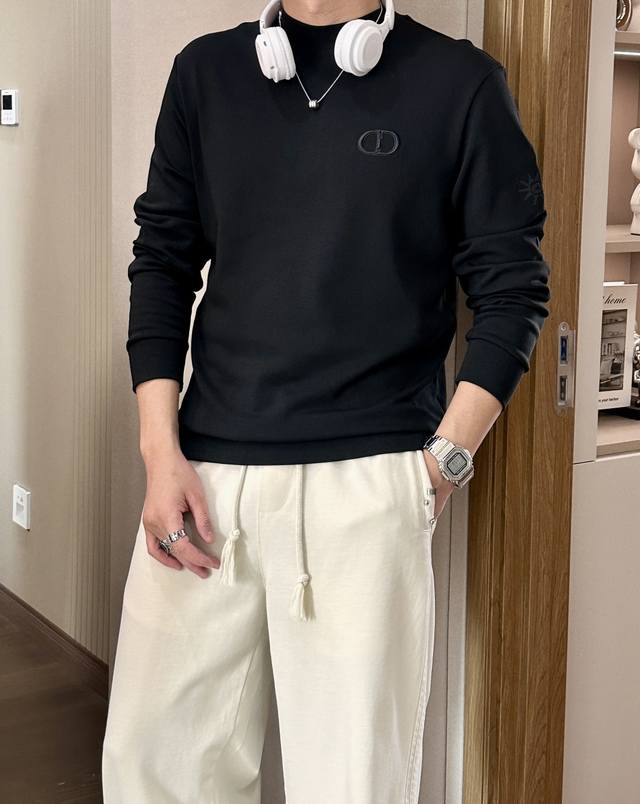 Dior 2025秋冬新款长袖，定制面料，独特工艺Logo，舒适性与透气性兼优，柔软抗皱弹性和垂性极佳，无论是单穿或是内搭都是帅气十足，追求奢华高贵优雅风范，打