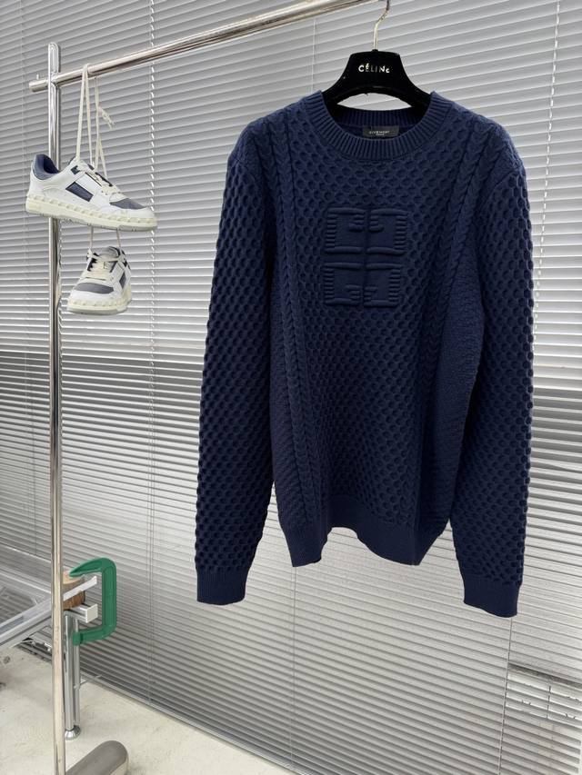 prad 2025Fw秋冬新款 基础款本色提花Logo针织加厚套头毛衣，秋冬必备款 采用90羊毛天丝棉。精致简洁大方Logo点缀设计 没有过多复杂的工艺 玩的就