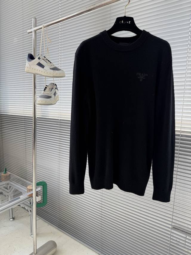 prad 2025秋冬基础款精纺羊毛毛衣 舒适保暖！抗起球不刺激皮肤，可贴身穿，奢华经典元素设计！没有过多复杂的工艺 玩的就是设计与材质的融合 简约的欧风 秋冬