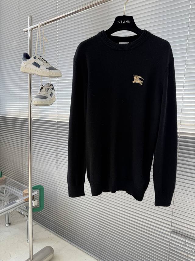 Bbr 2025秋冬新款毛衣！优质羊毛，简约而不简单。休闲圆领款式，日常搭配出街轻松搭配。做工精细 针脚细密均匀，不易脱线。 码数：M-3Xl Fx D