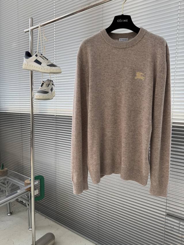 Bbr 2025秋冬新款毛衣！优质羊毛，简约而不简单。休闲圆领款式，日常搭配出街轻松搭配。做工精细 针脚细密均匀，不易脱线。 码数：M-3Xl Fx D