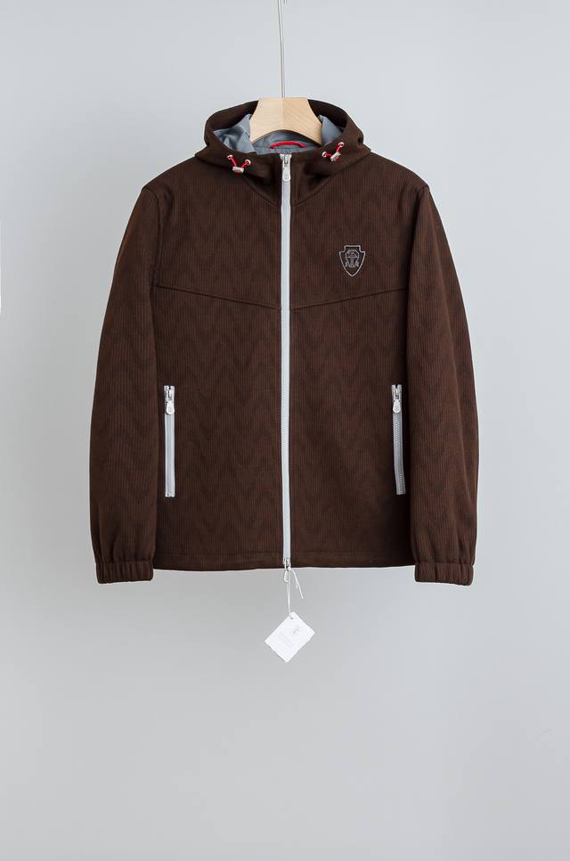 Brunello Cucinelli徽标棉服#2025秋冬系列，进口灯芯绒面料，3M新雪丽棉填充，保暖又轻盈。搭配徽标刺绣，低调奢华，连帽设计+拉链口袋，实用性