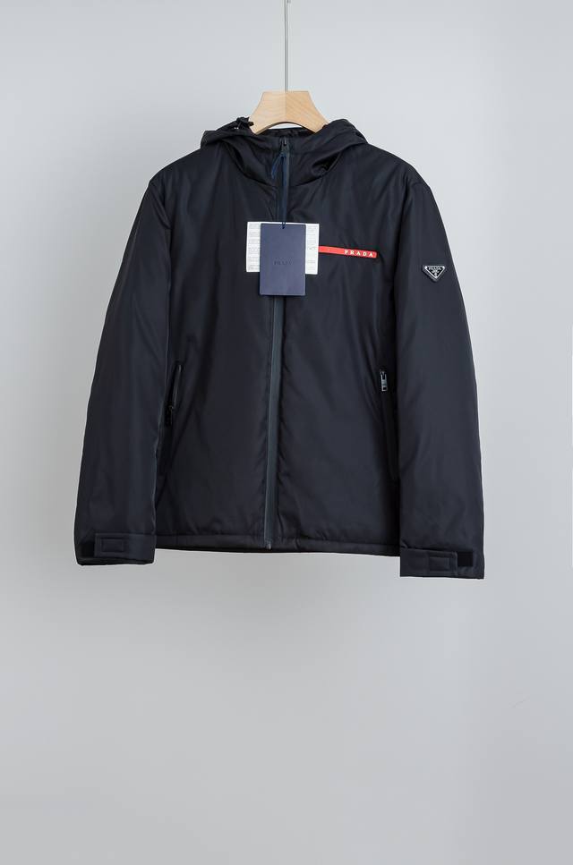 pra#Da 普拉 达 5 26 Fw男士都市休闲户外羽绒服外套#prada Linea Rossa科技面料，连帽设计，胸前品牌标识超有辨识度，袖口和下摆细节满