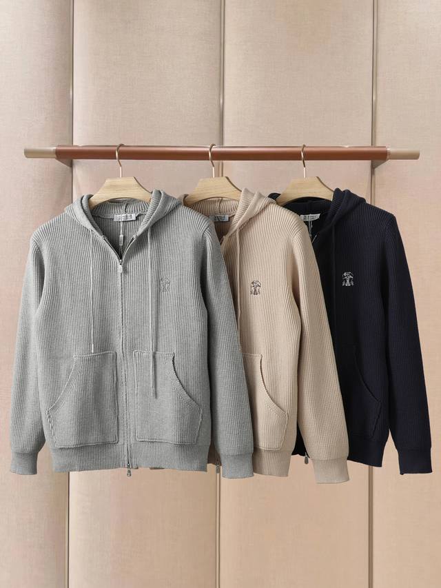 款号:5406 颜色: 杏色，浅灰色，宝蓝色 码数:M-3Xl 秋冬新品男士戴帽羊毛外套，面料100%羊毛 材质，胸前绣花工艺，定制五金配件，定制双拉链头，简约