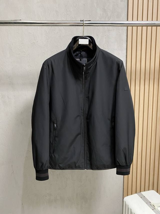 Zegna 杰尼亚 25秋冬时尚立领夹克轻薄羽绒 内冲80G-90白鸭绒，轻薄有型，上身不臃肿，颇具意大利典型风格的时装，贸易公司渠道臻品 在面料选取和工艺方面