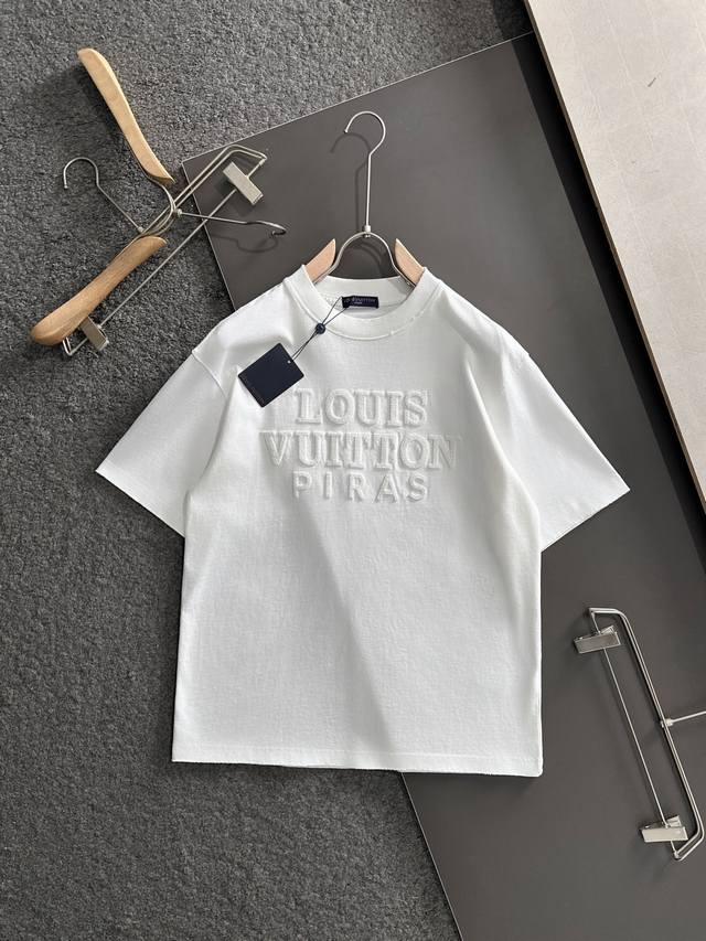 高版本 1V 2026Ss春夏最新款圆领时尚短袖T恤，官网同步，专柜纯棉面料！贴肤舒适，耐看又好穿，领口袖口下摆全部做旧磨破工艺，经典简约Logo设计，原厂工艺