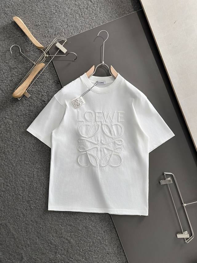 高版本 Low 2026Ss春夏最新款圆领时尚短袖T恤，官网同步，专柜纯棉面料！贴肤舒适，耐看又好穿，领口袖口下摆全部做旧磨破工艺，经典简约Logo设计，原厂工