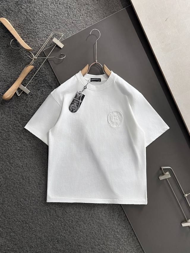 高版本 Ch 2026Ss春夏最新款圆领时尚短袖T恤，官网同步，专柜纯棉面料！贴肤舒适，耐看又好穿，领口袖口下摆全部做旧磨破工艺，经典简约Logo设计，原厂工艺