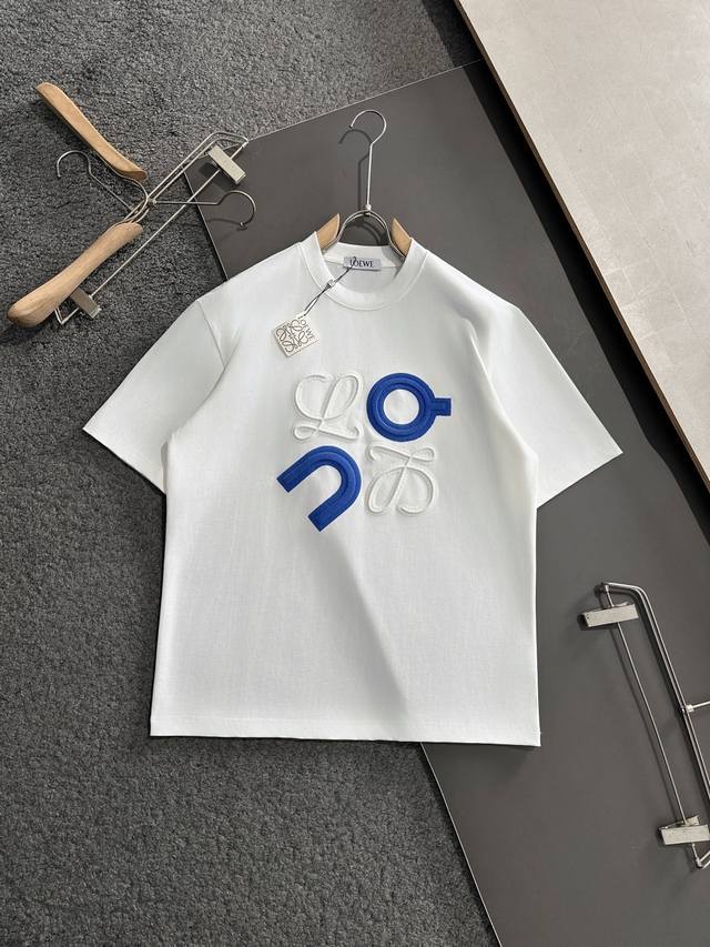 Low 2025Ss春夏最新款圆领时尚短袖T恤，官网同步，专柜纯棉面料！贴肤舒适，耐看又好穿，经典简约Logo设计，原厂工艺一丝不苟，型男必备单品 码数M-Xx