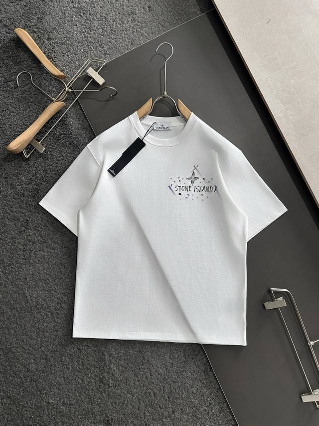 St 2025Ss春夏最新款圆领时尚短袖T恤，官网同步，专柜纯棉面料！贴肤舒适，耐看又好穿，经典简约Logo设计，原厂工艺一丝不苟，型男必备单品 码数M-2Xl
