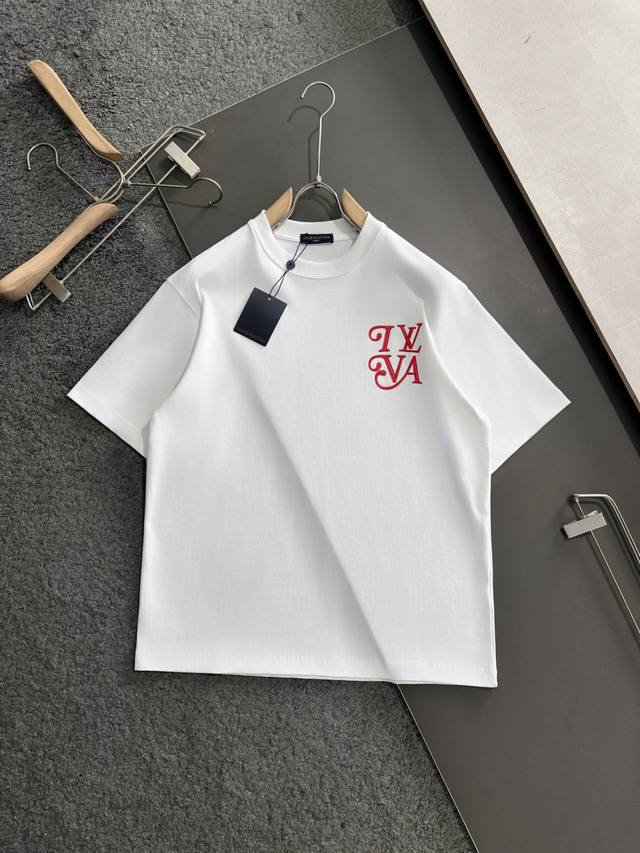 LV 2025Ss春夏最新款圆领时尚短袖T恤，官网同步，专柜纯棉面料！贴肤舒适，耐看又好穿，经典简约Logo设计，原厂工艺一丝不苟，型男必备单品 码数M-2Xl