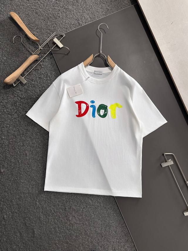 Cd 2025Ss春夏最新款圆领时尚短袖T恤，官网同步，专柜纯棉面料！贴肤舒适，耐看又好穿，经典简约Logo设计，原厂工艺一丝不苟，型男必备单品 码数M-Xxl