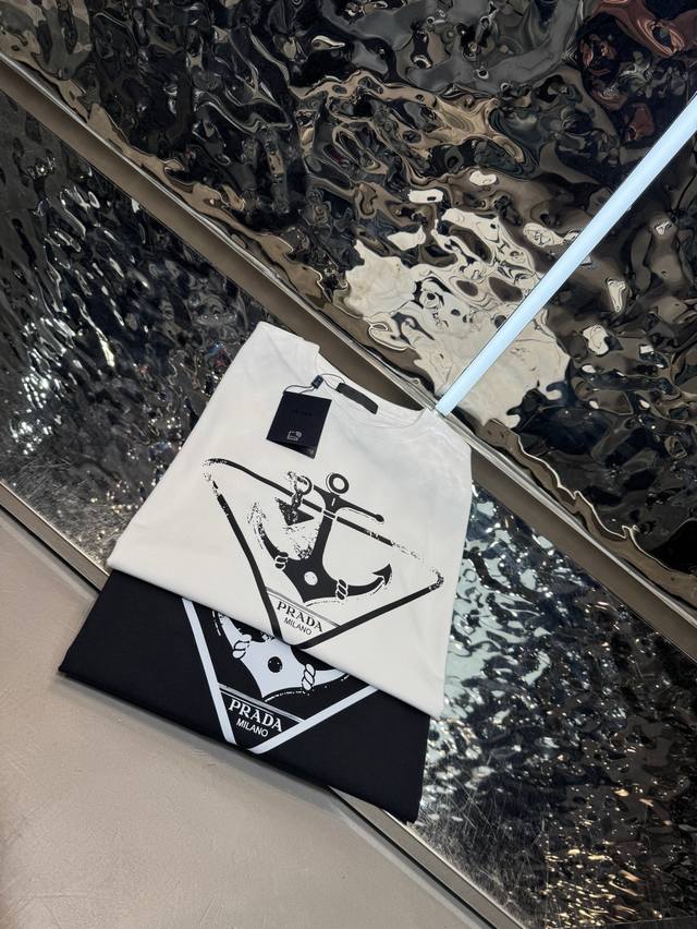prada 2026春夏短袖 舒弹冰感棉新款短袖T 版型：常规修身版型 面料优点：舒适 微弹 冰感 挺拔 不缩水 码数：M-4Xl 只有黑白灰宝兰浅兰有4Xl