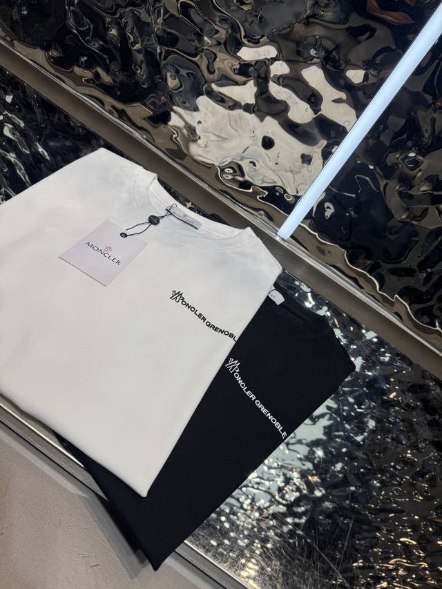 Moncler 2026春夏短袖 舒弹冰感棉新款短袖T 版型：常规修身版型 面料优点：舒适 微弹 冰感 挺拔 不缩水 码数：M-4Xl 只有黑白灰宝兰浅兰有4X