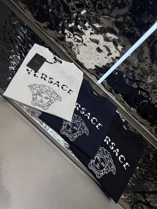 Versace 2026春夏短袖 舒弹冰感棉新款短袖T 版型：常规修身版型 面料优点：舒适 微弹 冰感 挺拔 不缩水 码数：M-4Xl 只有黑白灰宝兰浅兰有4X