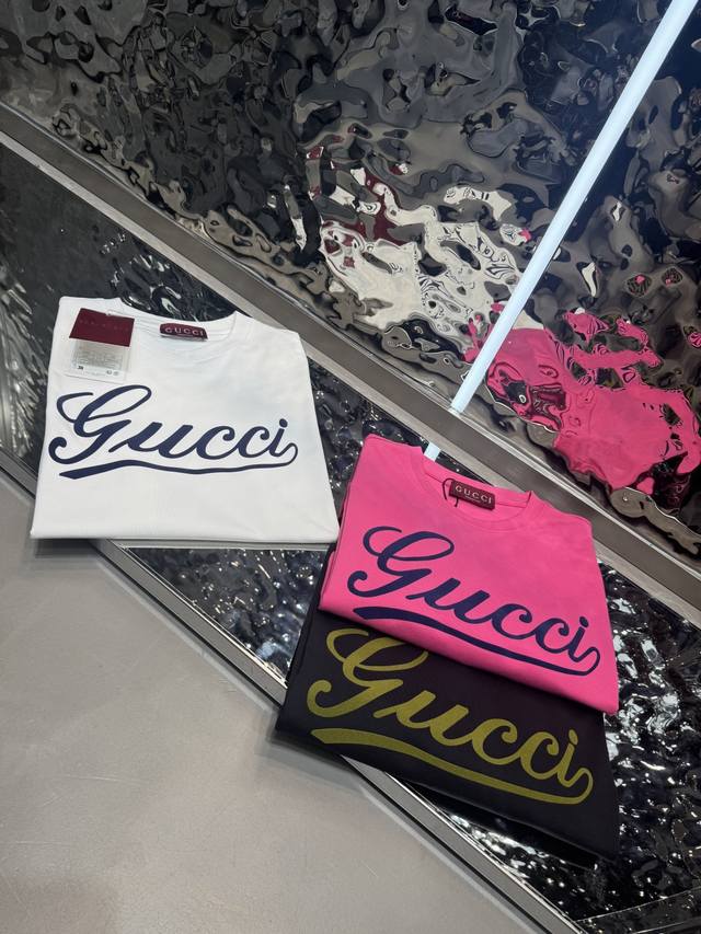 Gucci 2026春夏短袖 舒弹冰感棉新款短袖T 版型：常规修身版型 面料优点：舒适 微弹 冰感 挺拔 不缩水 码数：M-4Xl 只有黑白灰宝兰浅兰有4Xl