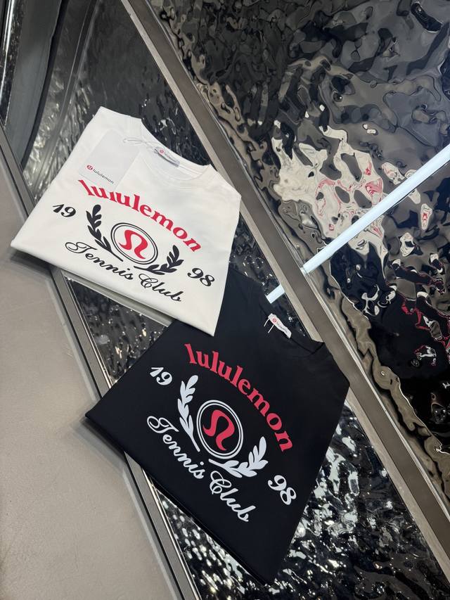 Lulu 2026春夏短袖 舒弹冰感棉新款短袖T 版型：常规修身版型 面料优点：舒适 微弹 冰感 挺拔 不缩水 码数：M-4Xl 只有黑白灰宝兰浅兰有4Xl 码