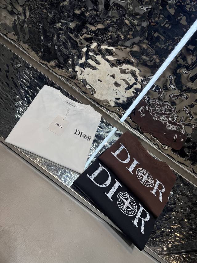 Dior 2026春夏短袖 舒弹冰感棉新款短袖T 版型：常规修身版型 面料优点：舒适 微弹 冰感 挺拔 不缩水 码数：M-4Xl 只有黑白灰宝兰浅兰有4Xl 码