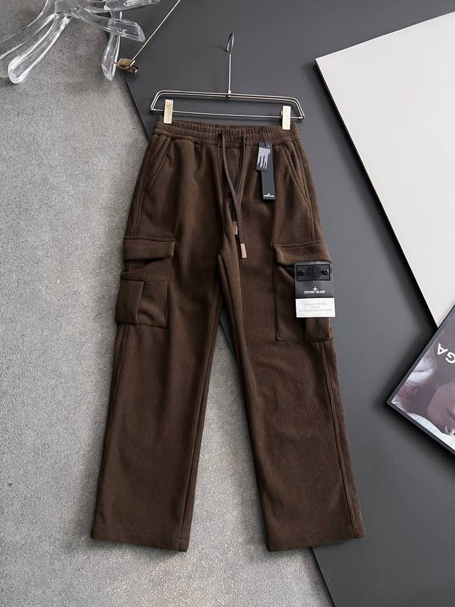 石头岛*2025Fw秋冬新款休闲卫裤# 舒柔灯芯绒内复平绒羊绒加厚面料，一件都能抵御严寒雨雪的侵袭。弹力收腰抽绳，阔腿设计，松弛又率性复古滤镜之下藏着“抗造”的