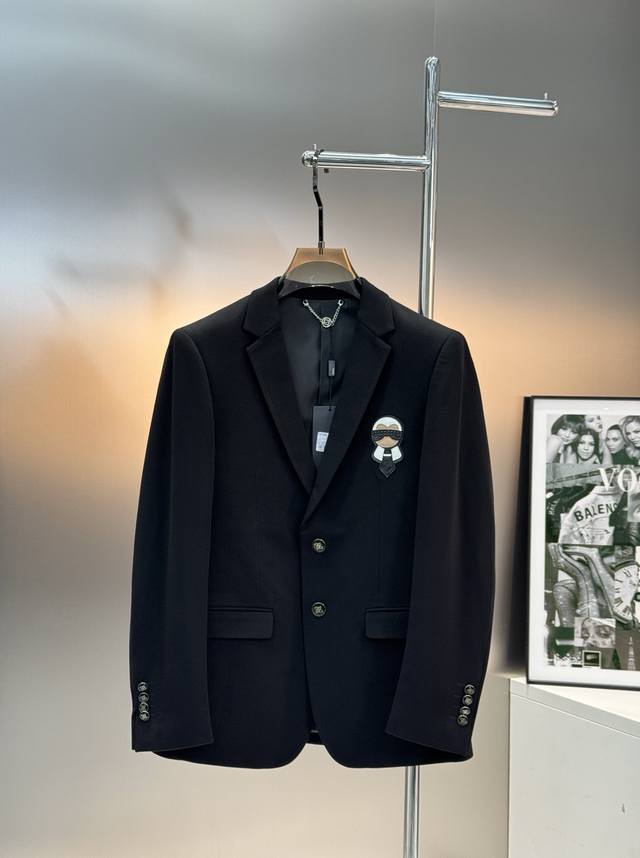 Fend*芬-迪*25S新款休闲西服精品推荐外贸公司订单！经典老佛爷皮牌图形绣花.彰显男人魅力！进口原版天眼布四面弹布料，笔挺垂感十足，整件衣服车工走线整齐平整