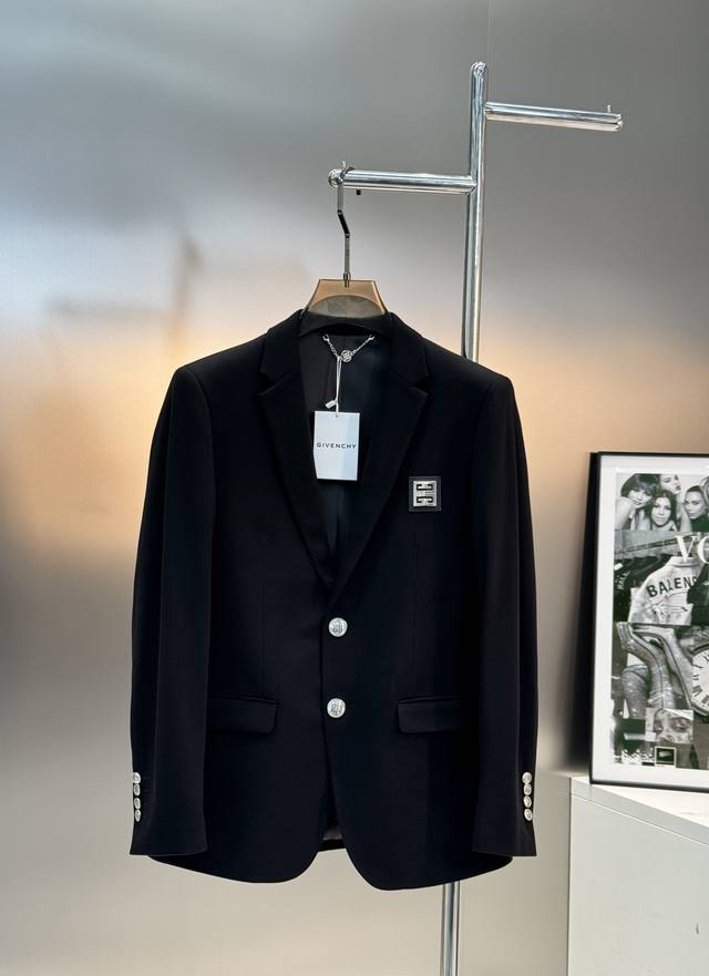 纪梵希25S新款休闲西服外套精品推荐外贸公司订单！胸口精致提花Gg口袋面料工艺.品牌Logo凸显品牌高级感强！进口原版天眼布四面弹布料，笔挺垂感十足，整件衣服车