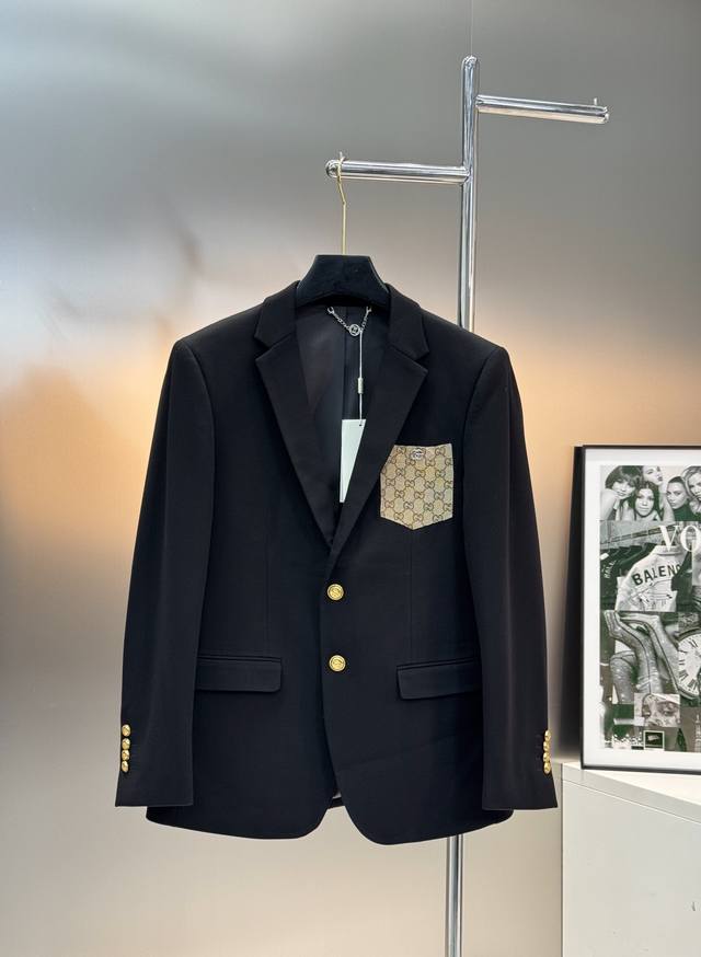 Gucc*古-奇25S新款休闲西服外套精品推荐外贸公司订单！胸口精致提花Gg口袋面料工艺.品牌Logo凸显品牌高级感强！进口原版天眼布四面弹布料，笔挺垂感十足，