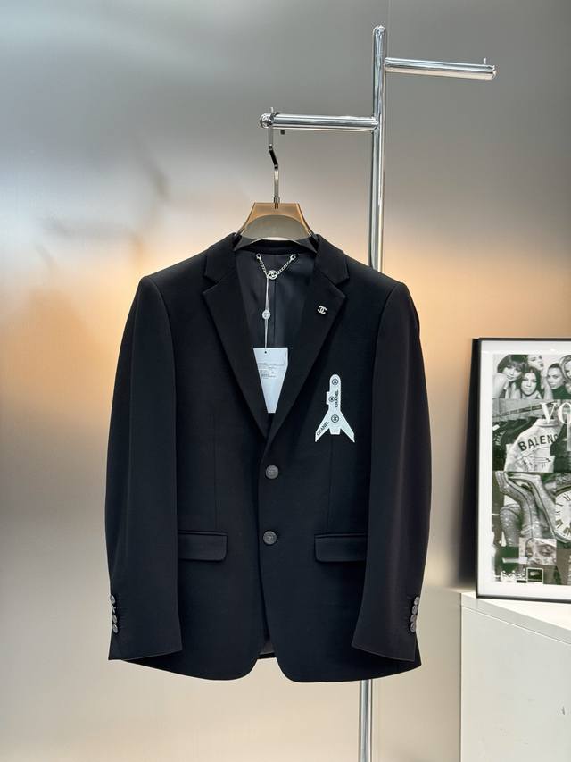 Chane*25S休闲西服外套爆款精品推荐外贸公司订单！胸口原版飞机绣花.小香儿五金领口点缀.精致高级！进口原版天眼布四面弹布料，笔挺垂感十足，整件衣服车工走线