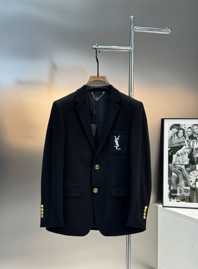 Ysl*圣罗兰休闲西服外套爆款精品推荐外贸公司订单！胸口原版绣花.金色纽扣精致高级！进口原版天眼布四面弹布料，笔挺垂感十足，整件衣服车工走线整齐平整，所有五金纽