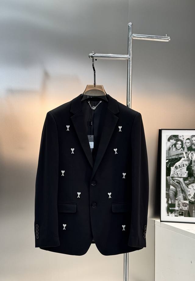 Ami*艾米潮牌休闲西服外套老客户推荐外贸公司订单！满身钻版订制金属爱心A.进口原版天眼布四面弹布料，笔挺垂感十足，整件衣服车工走线整齐平整，所有五金附料都是客