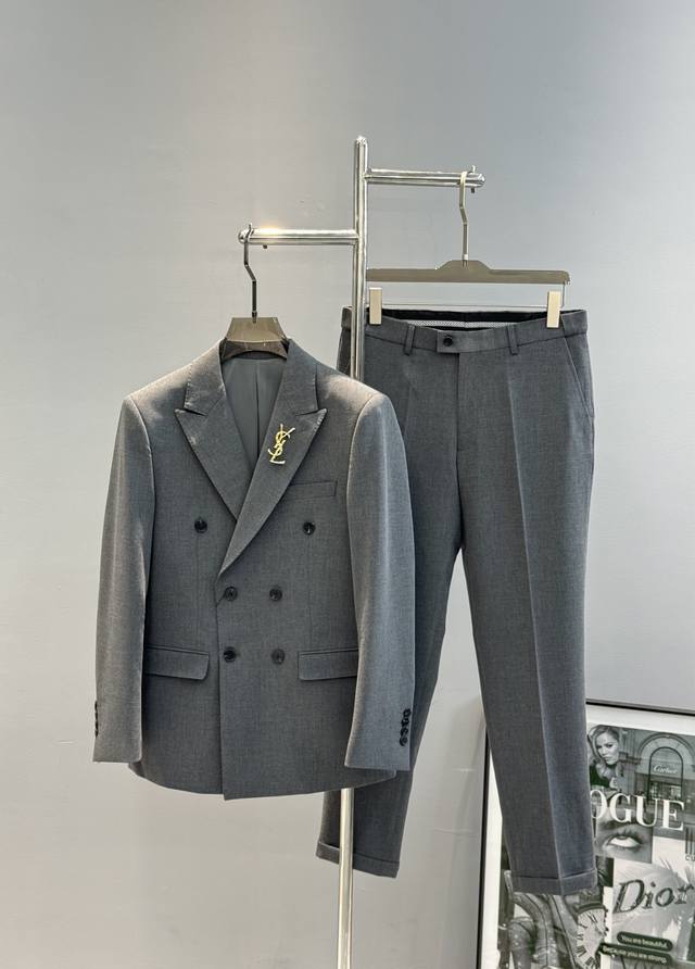 外套 ，裤270 Saintlaurent圣罗兰2025S新款男士商务套西！高级五金Ysl胸针.超高端顶尖一线成衣手工系列，西装领域里的佼佼者，世界公认的顶级面
