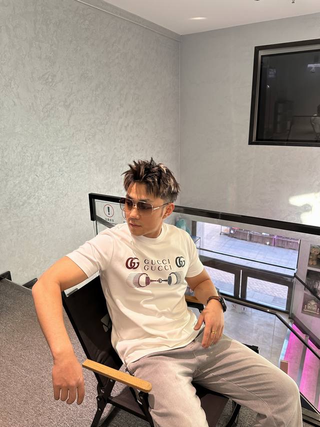 Gucc*古-齐25S新品莫代尔T恤.非常趣味的即视感！！！胸前经典多彩徽标费时费工，双层烫画工艺.每一件都是难得的高品。优选 G莫代尔面料.舒适柔软.有着极致