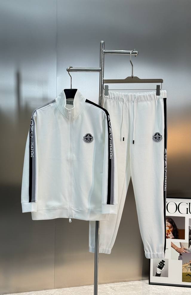 外套 ，裤260 Moncle*R蒙口超高品”2025S新款运动天丝套装.男女同款！休闲运动风格.Moncler新推系列将条纹织带巧妙融入运动装设计，直筒立体设