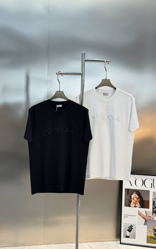 Dior星辰刺绣T恤迪奥25S新品莫代尔T恤.采用柔软 G莫代尔棉质面料，穿着舒适透气。正面是经典“Cd”标志+星辰图案，采用本色刺绣工艺超精致，细节满分。黑白