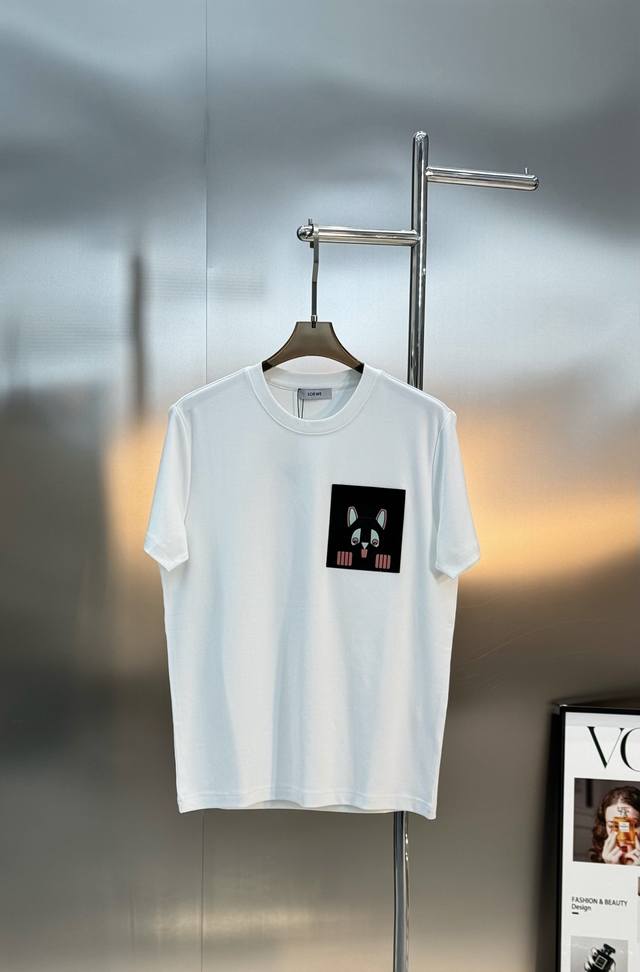 Loewe Louis Wain联名T恤.25S新品上架！Loewe X Louis Wain联名T恤， G莫代尔面料.軟糯亲肤.柔软舒适，正面口袋超可爱的卡通