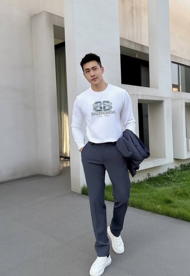 Balencia*Ga巴黎*25S新款莫代尔长袖T恤供定制100%高克重300G莫代尔棉材质制成，厚实挺阔的手感 实物到手的即可就能感受到它的高级质感所在.双侧