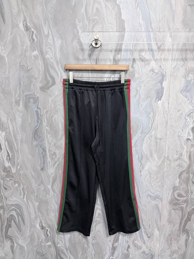 Gucc1 25新款长裤以平纹针织面料匠心打造，巧妙融入织带饰片。 Size：S.M.L.Xl.