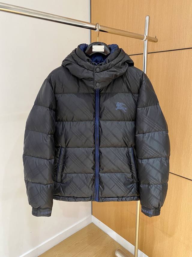 2025秋冬新款巴宝莉羽绒服原版1:1订制五金配件全进口原版定制 欢迎专柜对比 绝对的高品质 内里填充国标90白鸭绒 超柔软 充羽量蓬松饱满 超级重工 面料做工